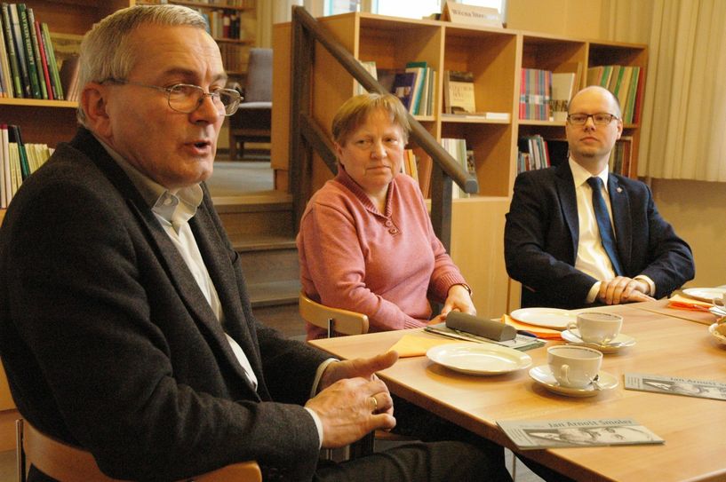 Jan Mahling ist anerkannter Smoler-Kenner und freut sich mit Maria Matschie, der Leiterin des Domowina-Verlages, und dem Domowina-Vorsitzenden David Statnik (v.l.n.r.) auf die kommenden Veranstaltungen des Smoler-Festjahres...
