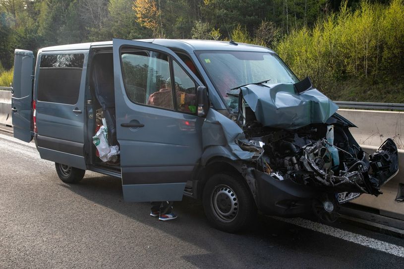Der Mercedes-Benz Transporter wurde bei dem Unfall schwer beschädigt.