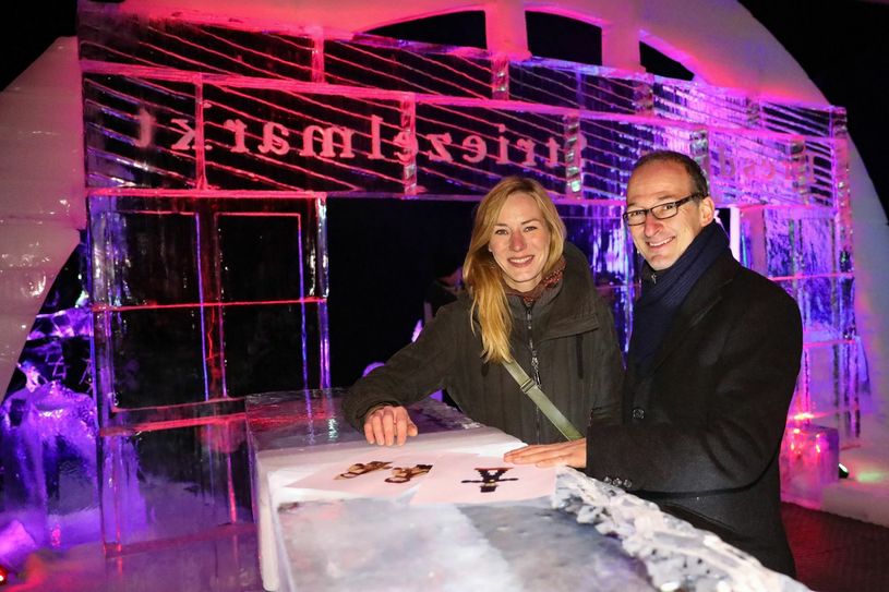 Striezelnacht_Eiswelt_2: Daniela Rathsmann, Ausstellungskoordinatorin der Eiswelt Dresden, zeigt Dr. Robert Franke, Leiter des Amtes für Wirtschaftsförderung, die Vorlagen für die geplanten Eisskulpturen. Foto: Landeshauptstadt Dresden / Tino Plunert
