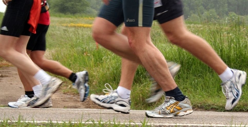Über 300 Schüler beteiligen sich an dem Spendenlauf. Für jede gelaufene Runden spenden die Sponsoren einen gewissen Betrag, der Schulen in Afrika zugutekommt. Foto: Fotolia.de