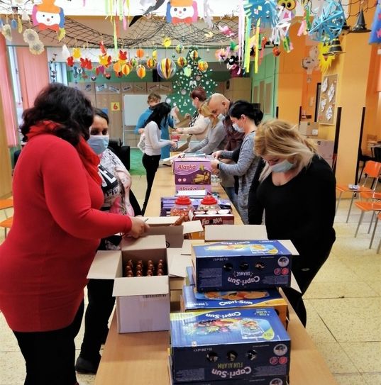 Im Roma-Zentrum werden fleißig Päckchen gepackt.