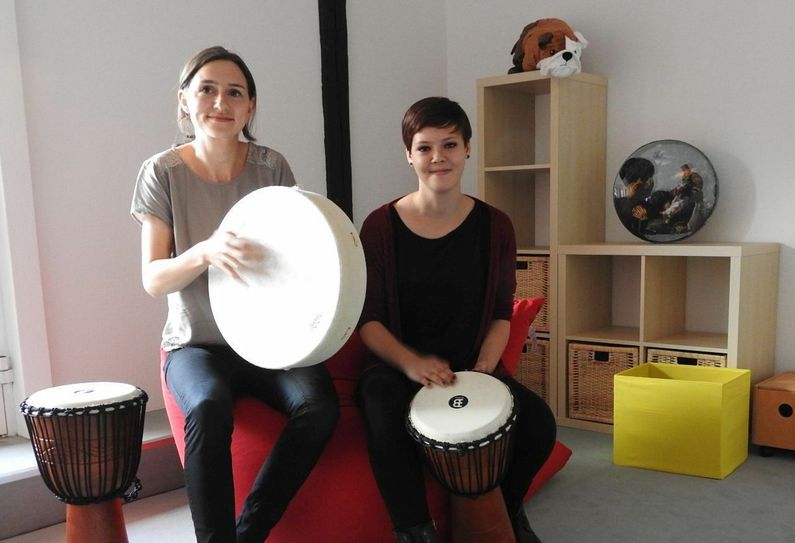 Musiktherapeutin Julia Grützner (li.) mit Julia Bors, eine der ersten Patientinnen der Musiktherapie. Foto: Pönisch