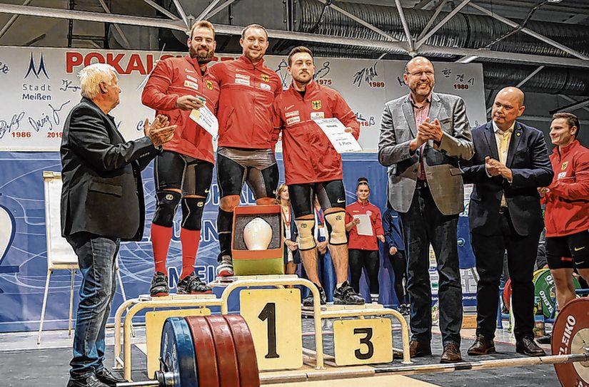 Siegerehrung 2022 Pokal der Blauen Schwerter mit dem Sieger Nico Müller.