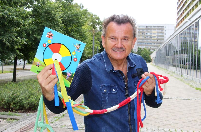 Roland Wehner wie er leibt und lebt. Der Hoyerswerdaer ist aktiv, agil und Moderator mit Leidenschaft. Die Zaubertrick-Utensilien kommen vor allem bei Kinderveranstaltungen zum Einsatz.