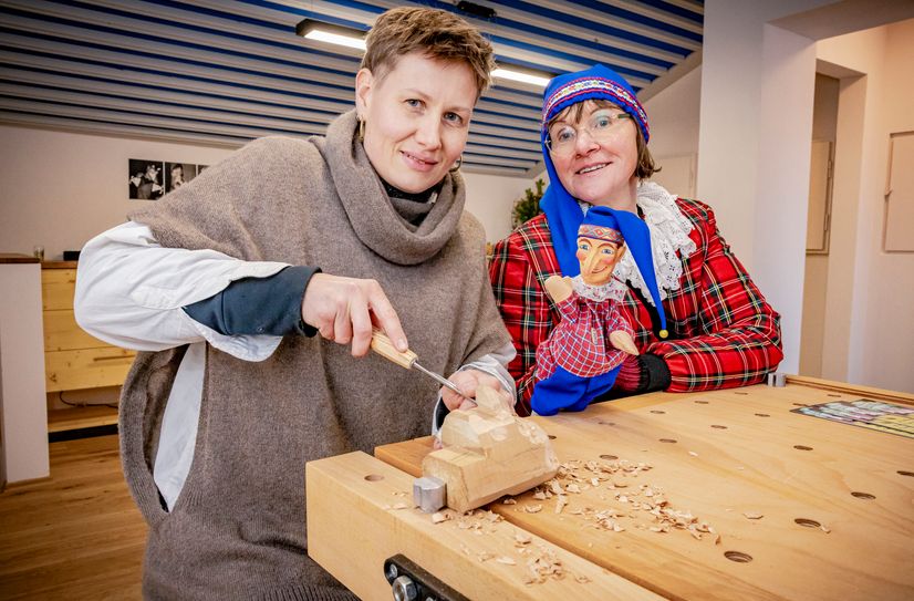 Schnitzerin Elisabeth Trobisch (li.) und Heike Krause vom Traditionsverein (re.) zeigen, wie aus einem Stück Holz ein Hohnsteiner Kasper wird.