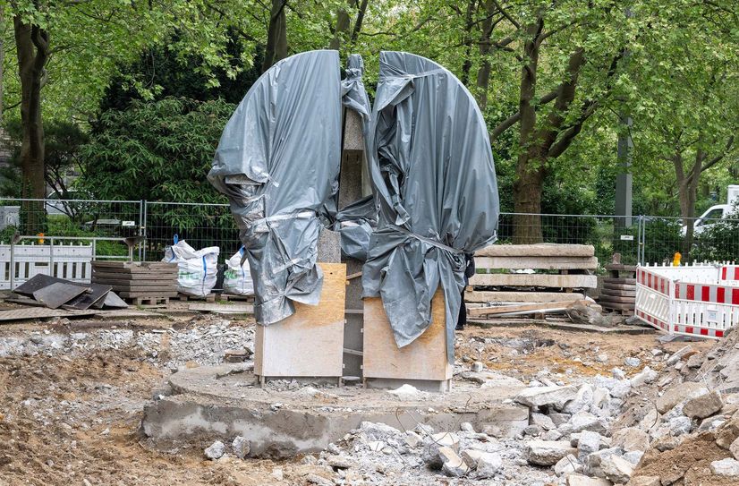 Die Sanierung der Brunnenskulptur findet vor Ort statt.