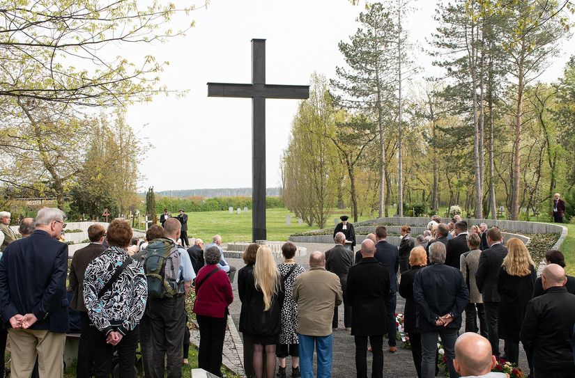 Nach der Gedenkveranstaltung in Neuburxdorf versammelten sich die Teilnehmer am Hochkreuz im Lager Mühlberg.