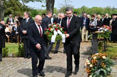 Kranzniederlegung auf dem Soldatenfriedhof in Neuburxdorf durch die ehrenamtlichen Bürgermeister von Bad Liebenwerda und Mühlberg, Johannes Berger (l.) und Maximilian Schöne.