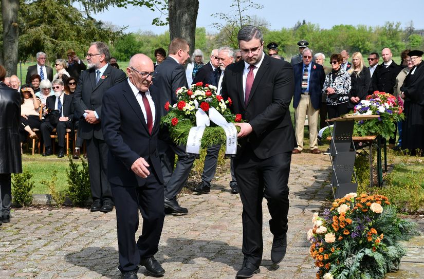 Kranzniederlegung auf dem Soldatenfriedhof in Neuburxdorf durch die ehrenamtlichen Bürgermeister von Bad Liebenwerda und Mühlberg, Johannes Berger (l.) und Maximilian Schöne.