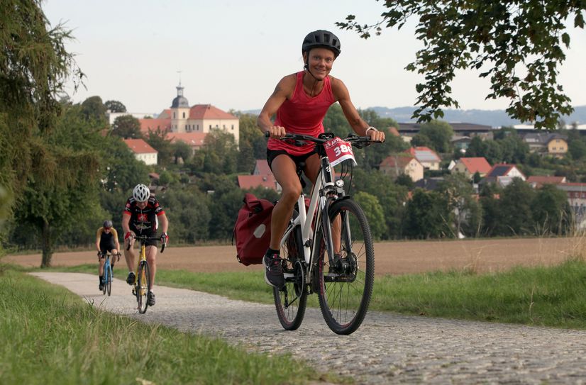 Eindrücke aus dem letzten Jahr: Radfahrer vor der Kulisse von Schloss Röhrsdorf (Dohna).