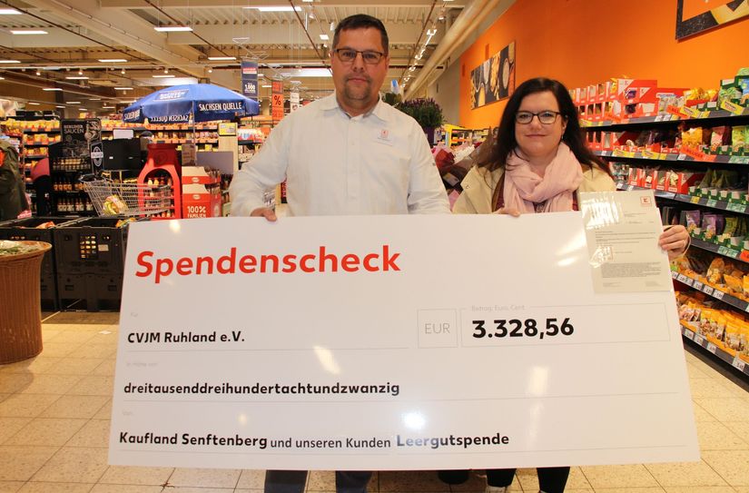 Sven Hannatzsch, Kaufland-Marktleiter in Senftenberg, und Nele Schmidt, Jugendreferentin beim CVJM Ruhland, bei der Übergabe im Markt.