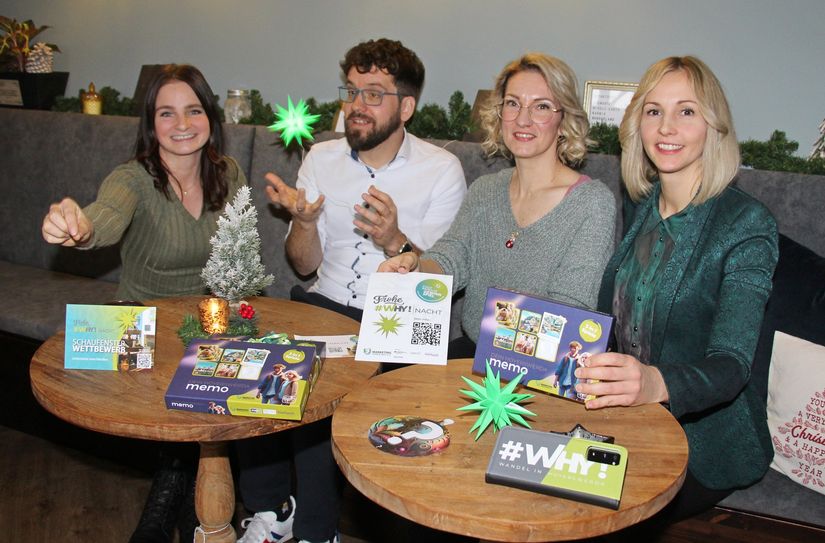 Carolin Gropler (links), Belinda Grellmann (rechts) vom Marketingverein, Frauke Hofmann, Inhaberin des magischen Cafés - Ateliers Magica, und Robert Böhme von der Stadt Hoyerswerda freuen sich auf die #WHY!nacht.