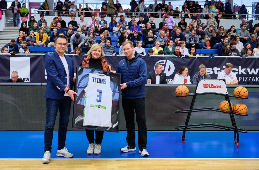 Offizielle Trikotübergabe von Kaufpark-Center-Managerin Antje Arnold (Mitte) an die Dresden Titans.
