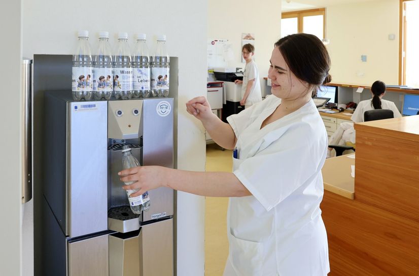 Das Klinikum Dahme-Spreewald geht einen großen Schritt in Richtung Nachhaltigkeit. Statt auf Mehrweg-Glasflaschen setzt die Klinik an ihren beiden Krankenhausstandorten zukünftig auf umweltfreundliche Wasserspender. Damit vermeidet das Krankenhaus, in dem jährlich mehr als 75.000 ambulant und stationär versorgt werden, unnötige Transportwege