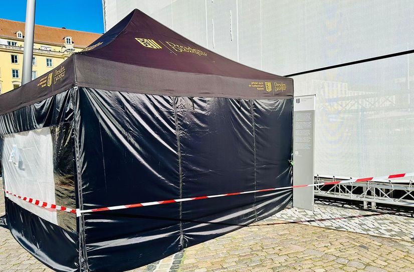 Lieblos am Rand und nun angefahren - die Stele, die ohnehin wenig besagt.