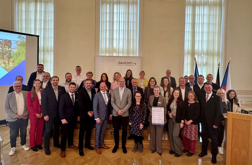 Das Foto zeigt die verantwortlichen Projektteilnehmer aus dem Landkreis Bautzen und Tschechien, gemeinsam mit dem Projektorganisator Dr. Bernd Brenner (Mitte) und Landrat Udo Witschas (r.).