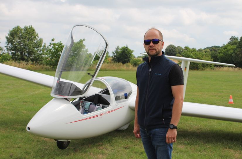 Der Vereinsvorsitzende Robert Grau vor dem neuen Schulungsflugzeug, einer ASK 21.