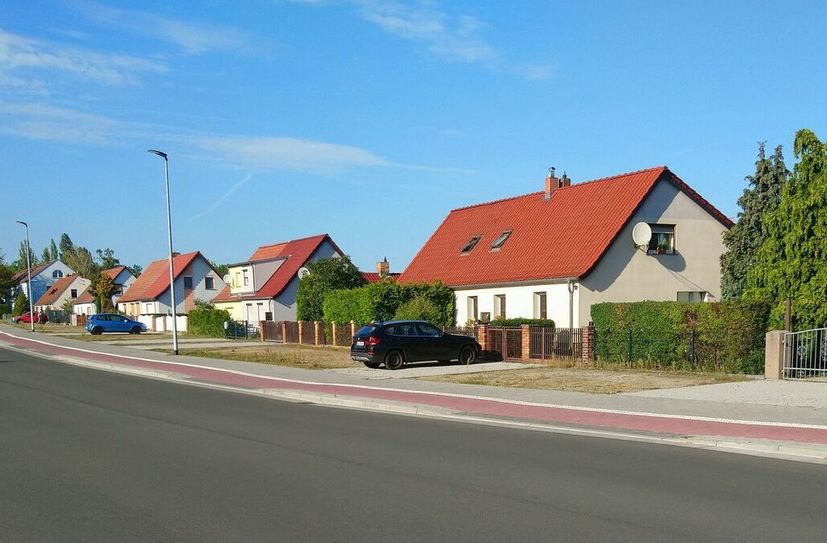 Jetzt geht es los: Auf den neu entstandenen Pflanzflächen zwischen den Zufahrten entlang der Rostocker Straße werden im Herbst elf Bäume gepflanzt. Die Erdarbeiten dafür sind bereits im Gange.