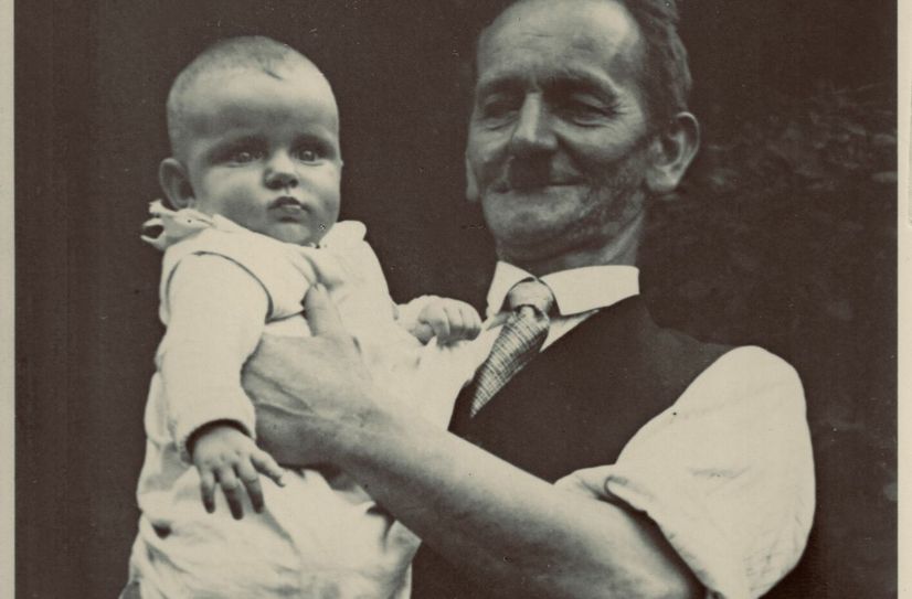 Gustav Hermann Kottner mit seiner Enkelin Inge im Jahr 1936 .