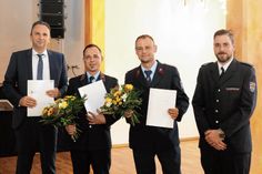 Oberbürgermeister Marco Müller überreichte die Berufungsurkunden an Raphael Jantos und Robert Schneider, daneben Stadtwehrleiter Robert Gudat (v.l.n.r.).