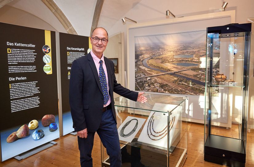 Dr. Ingo Kraft, Gebietsreferent Landesamt für Archäologie Sachsen, zeigt Schmuckfund von Pratzschwitz.