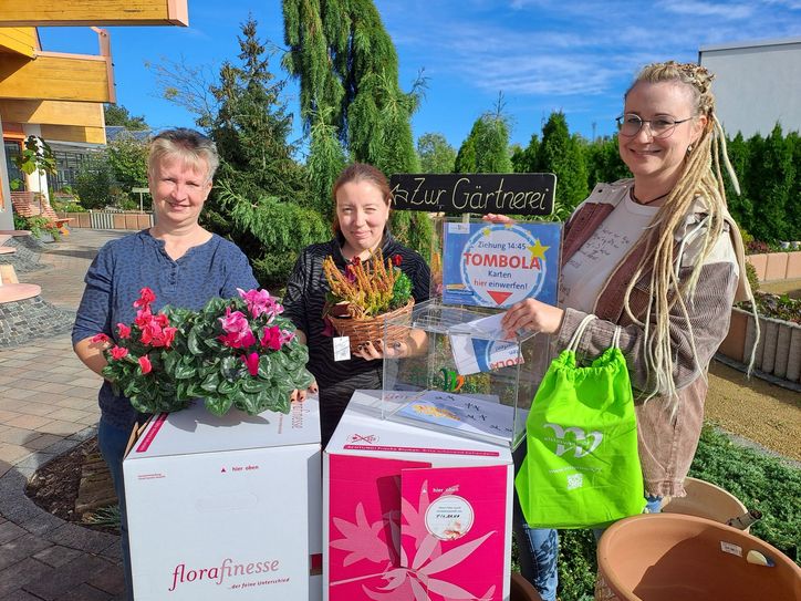 Im GrünHaus bieten Jacqueline Mittag, Susanne Kutzsch und Ellen Pfennig (v.l.n.r.) den Besuchern eine bunte Blütenpracht und vieles andere mehr. Foto: S. Nittmann