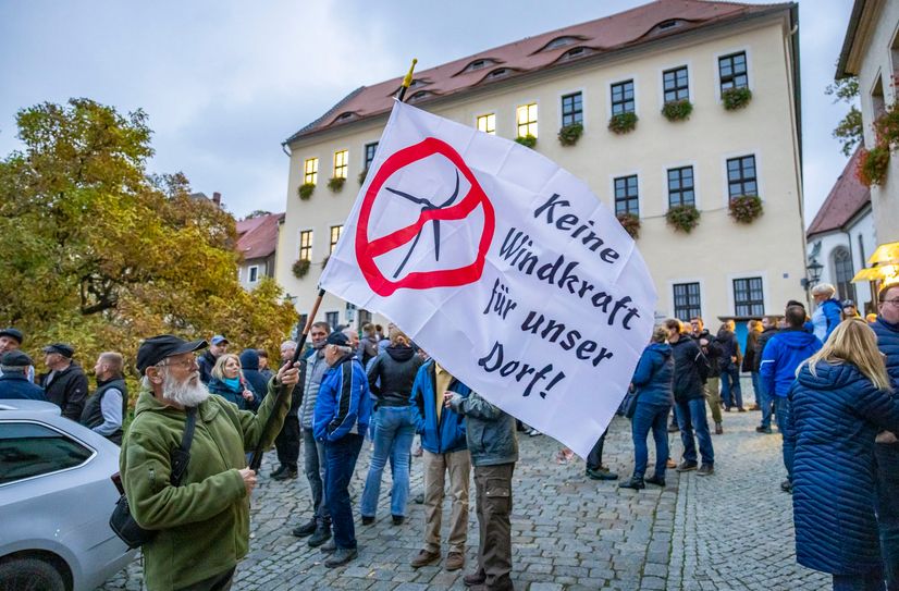 Hunderte Bürger protestierten am 22. Oktober auf dem Marktplatz von Stolpen gegen den Bau von neuen Windkraftwerken im Stolpener Land.