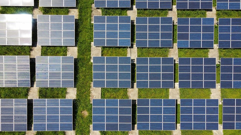 Die Anschaffung von Photovoltaikmodulen im privaten Bereich wird immer lohnenswerter. Der Freistaat fördert nun Balkonkraftwerke.