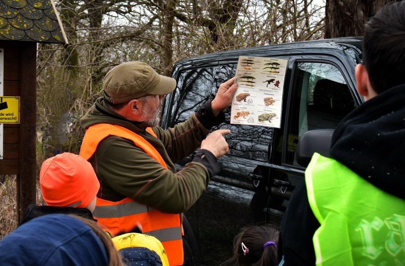 Karsten Nitsch gibt den jungen Teilnehmern eine Einweisung in die Amphibienwelt.