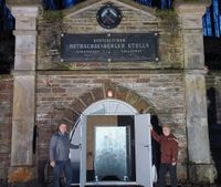 Mirko Knöfel, Bürgermeister von Klipphausen (l.) und Eckhardt Richter vom Heimatverein Rothschönberg und Wanderwegewart der Gemeinde öffnen des Stollntor nach der Sanierung.  
Foto: Hegenbart/Gemeinde Klipphausen