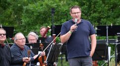 Konzert auf der Klinikwiese in Meißen - Klinik-Vorstand Rainer Zugehör.