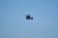 Der Hubschrauber kommt über den Stausee angefolgen.