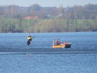 Die hilflose Person aus dem Wasser wird geborgen.