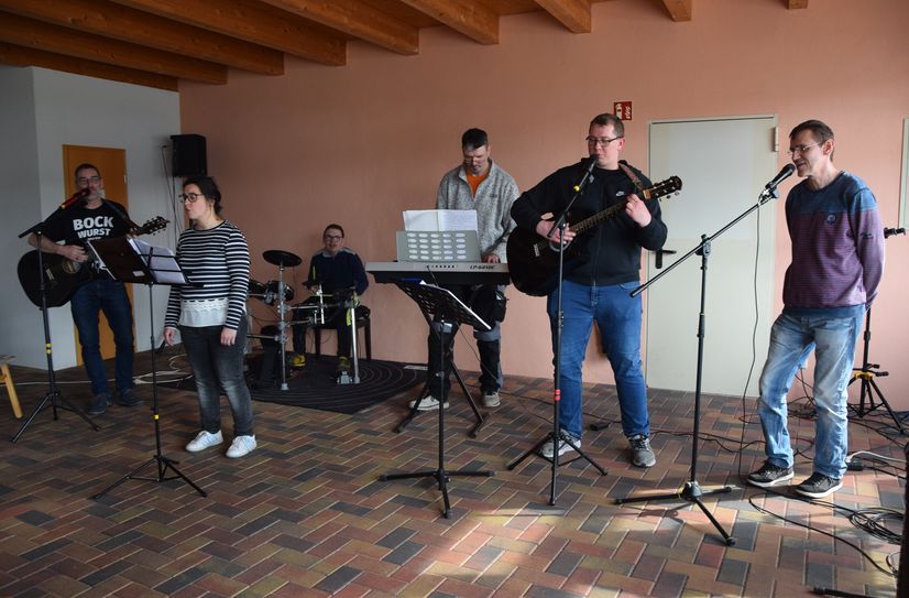 Die Bunte Band übt auf dem Erlebnishof von Norbert Binder.