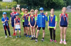 Die siegreiche 8x50-Meter-Staffel der SG Freital-Weißig 1861 e.V. beim »Goldenen Oval« 2025: Miriam, Baldur, Niklas, David-Louis, Aaron, Ella, Viktor, Celina, Enie und Aurelia-Amelie (v.l.n.r.).