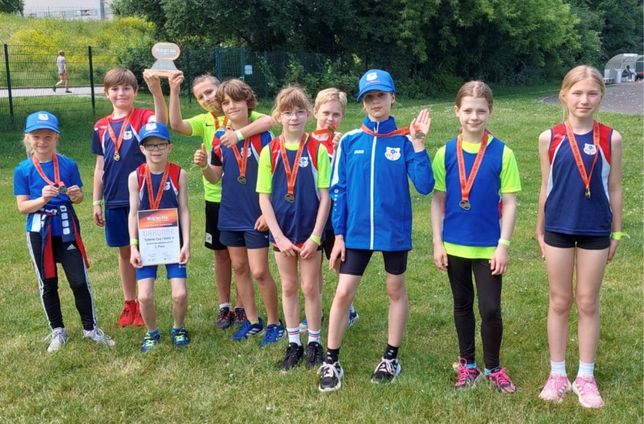 Die siegreiche 8x50-Meter-Staffel der SG Freital-Weißig 1861 e.V. beim »Goldenen Oval« 2025: Miriam, Baldur, Niklas, David-Louis, Aaron, Ella, Viktor, Celina, Enie und Aurelia-Amelie (v.l.n.r.).