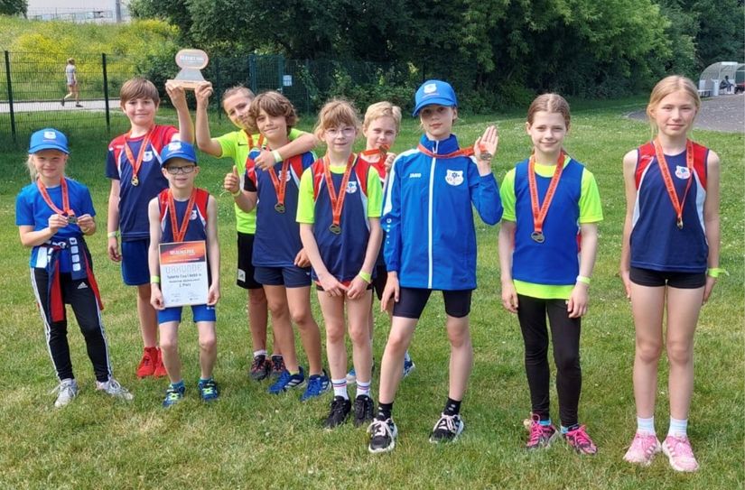 Die siegreiche 8x50-Meter-Staffel der SG Freital-Weißig 1861 e.V. beim »Goldenen Oval« 2025: Miriam, Baldur, Niklas, David-Louis, Aaron, Ella, Viktor, Celina, Enie und Aurelia-Amelie (v.l.n.r.).