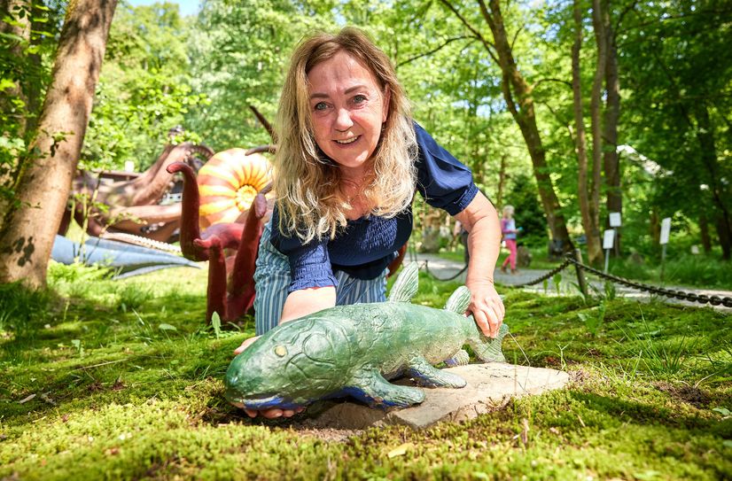 Mitarbeiterin Michaela Schlichter (60) mit dem wieder aufgetauchten grünen Quastenflosser.