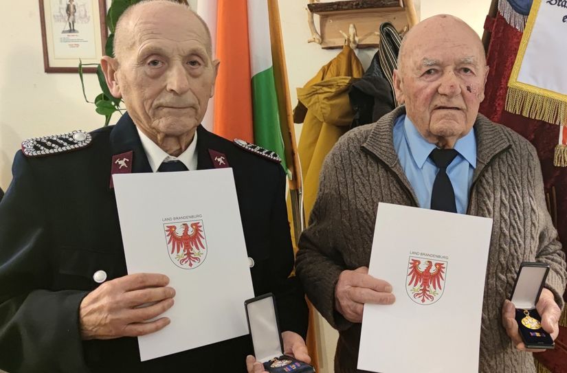 Alfred Köhler (91) und Kurt Petsch (95) wurden für 70 und 80 Jahre in der Feuerwehr geehrt.