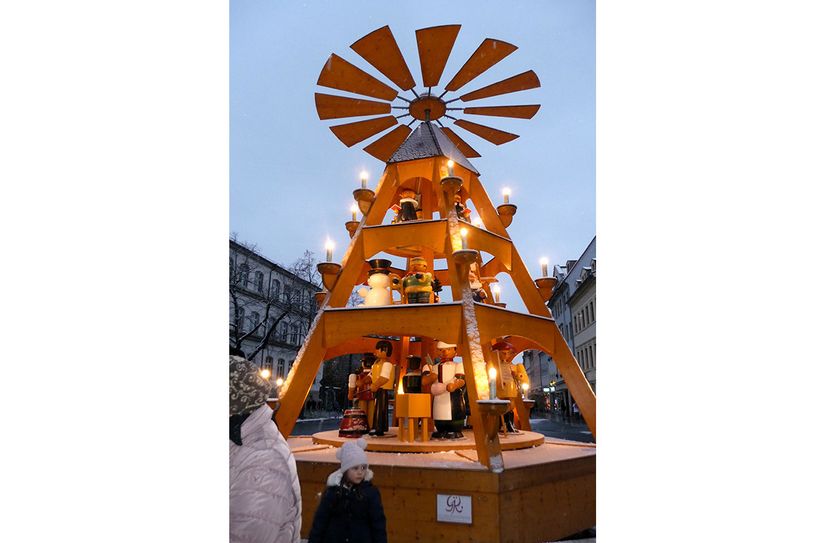 Die Pyramide dreht sich wieder.