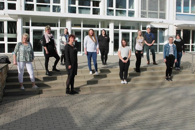 Ab 1. März beginnt für die 8 Schüler die Ausbildung zunächst in der Theorie. Pflegedirektorin Birgit Wolthusen und die Praxisanleiter Astrid Winkler und Heike Nitschke erklärten den neuen Auszubildenden zum Begrüßungstag, was sie in den nächsten 3 Jahren erwartet und zeigten ihnen das Haus.