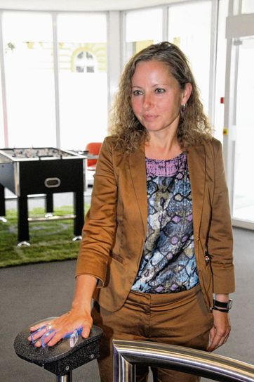 Staatssekretärin Daniela Trochowski zeigt den neuen Venenscanner, mit dem man ab sofort Einlass in der Spielbank Cottbus bekommt. Foto: jho