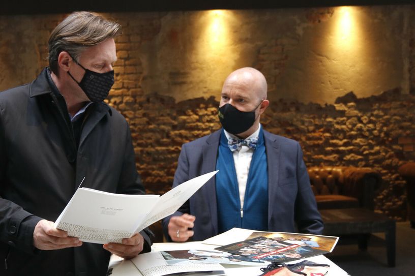 Mirco Meinel übergibt an Stadtarchiv-Leiter Prof. Thomas Kübler Unterlagen seiner Eventagentur aus der Pandemiezeit. Foto: PR Mutschke