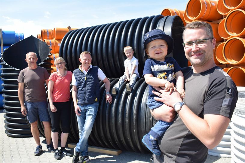 Der Logistikleiter Steffen Scholze (vorn) hatte die Idee mit der Spende, weil seine Kinder den Großdubrauer Kindergarten besuchen. Im Hintergrund sind die großen Rohre zu sehen, die bald einen neuen Platz finden werden.