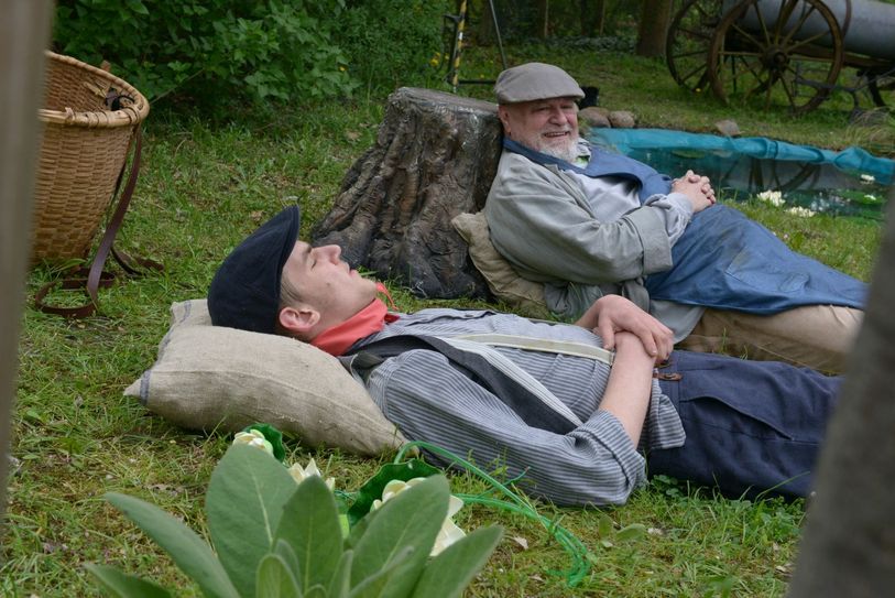 Genüsslicher Dialog zwischen Michael Becker als Großvater Kulka (r.) und dem Schleifer Oberschüler Nino Thürmer als Esau Matt im aktuellen Strittmatter-Stück in Bohsdorf. Foto: Steffen Rasche