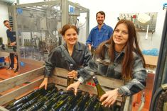 Chantal und Chantal bei der Abfüllung des Azubi-Weins. Kellermeister Jacob Wiedemann überwacht die ganze Prozedur. Foto: Schramm