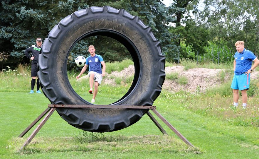 Hier muss der Ball durch. Gar nicht so einfach. Foto: Weser