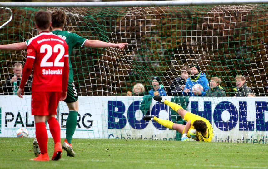 Norman Wohlfeld im Tor der Budissen hat keine Abwehrchance beim Foulelfmeter gegen Anton Müller in der 23. Minute. Foto: Torsten Zettl