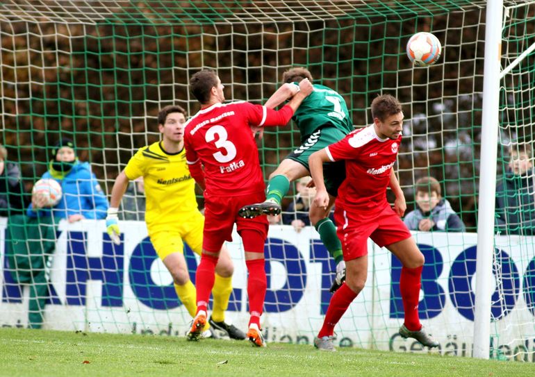 In dieser Situation hat der Schiedsrichter Rasmus Jessen ein Foul gesehen und verhängt einen Foulstrafstoß gegen Budissa Bautzen, der zum 1:0 für Schönberg führt. Foto: Torsten Zettl