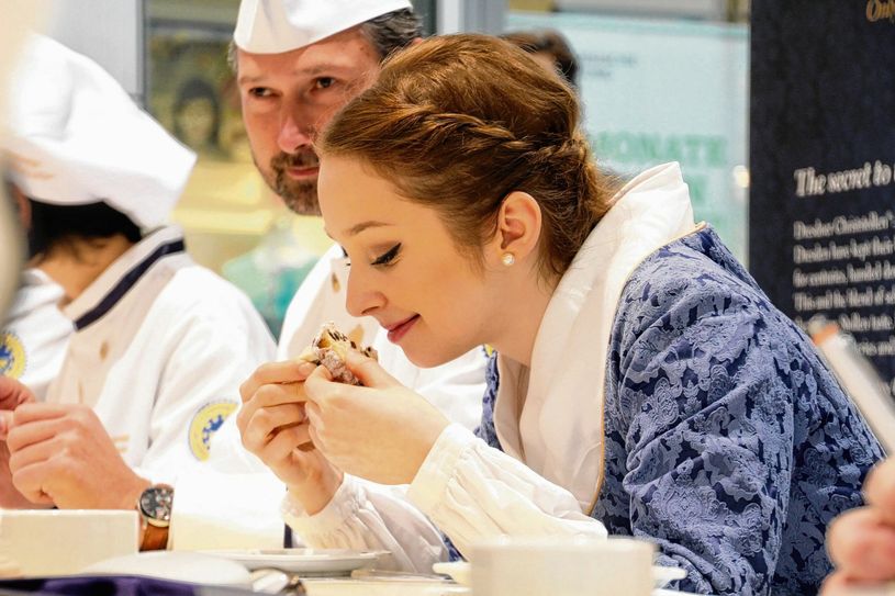 Stollenmädchen Marie Lässig bei der öffentlichen Stollenprüfung in der Altmarkt Galerie. Foto: Schramm